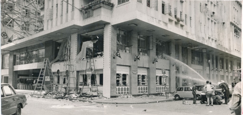 爆炸导致百货公司的櫉窗玻璃飞脱。 资料图片.jpg 爆炸导致百货公司的櫉窗玻璃飞脱。 资料图片.jpg