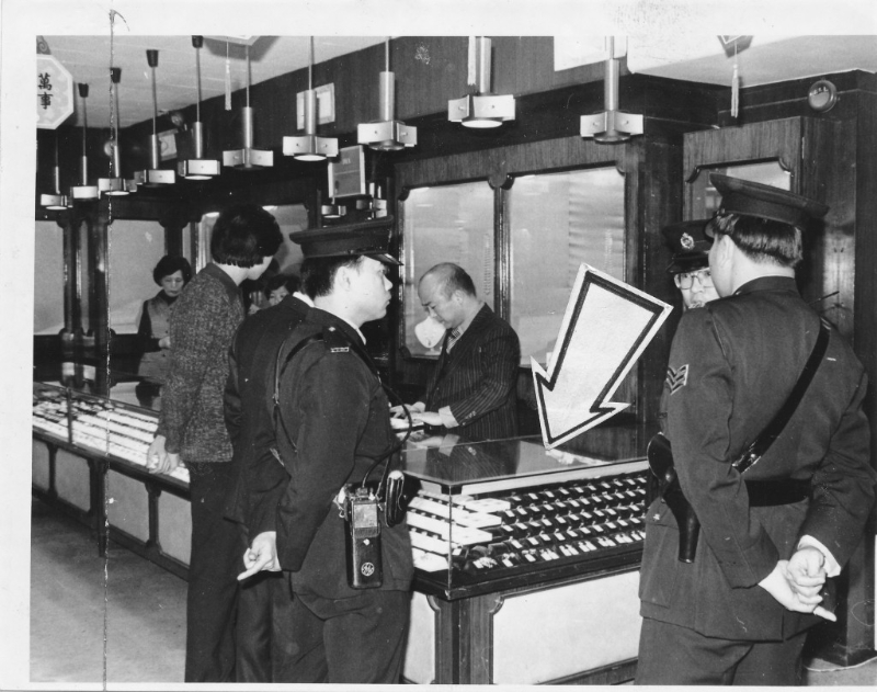 1979年大丸百货公司被匪徒乔装顾客,掠走饰柜内的一批约值10万元名贵物品。 资料图片.jpg 1979年大丸百货公司被匪徒乔装顾客,掠走饰柜内的一批约值10万元名贵物品。 资料图片.jpg