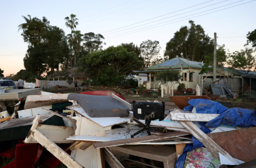 当地时间24日,澳大利亚新南威尔士州受洪水影响而倒塌的房屋。图源:英媒 当地时间24日,澳大利亚新南威尔士州受洪水影响而倒塌的房屋。图源:英媒