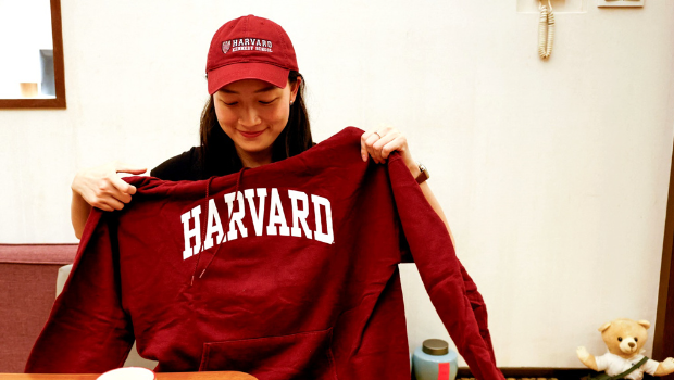 画面为Yu-hsuan Lin 24日展示自己的哈佛帽T及棒球帽。(路透) 画面为Yu-hsuan Lin 24日展示自己的哈佛帽T及棒球帽。(路透)