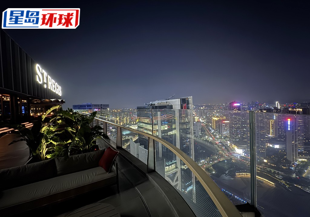 来深圳前海华侨城瑞吉酒店不能错过位于顶楼的St. Regis Astor Terrace Bar,可在微风下饱览深圳夜景,喜欢小酌一杯的朋友可来感受下。 来深圳前海华侨城瑞吉酒店不能错过位于顶楼的St. Regis Astor Terrace Bar,可在微风下饱览深圳夜景,喜欢小酌一杯的朋友可来感受下。