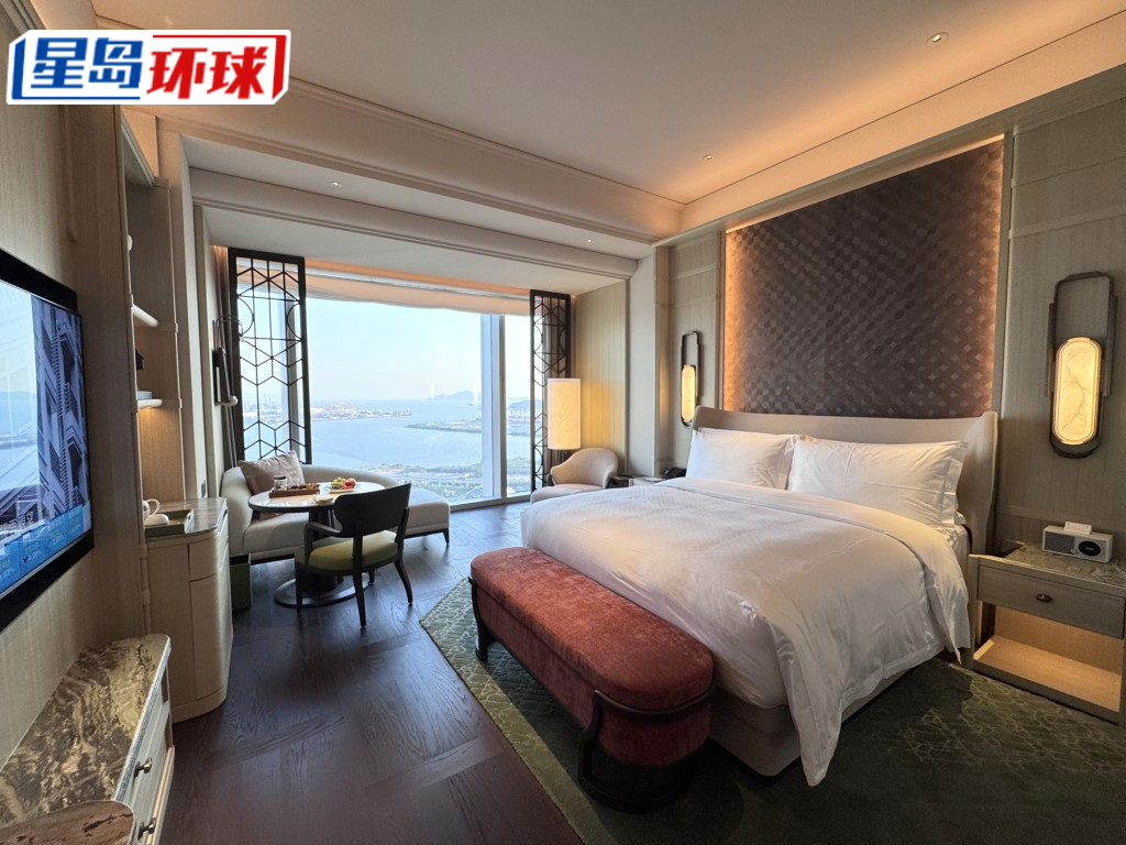 入住的豪华摩天轮湾景客房面积达538呎,摆放了特大床及“贵妃椅”梳化后空间仍宽敞舒适。每间客房亦贯彻St. Regis传统,备有管家服务,会有24小时专人贴心照顾各样需要。 入住的豪华摩天轮湾景客房面积达538呎,摆放了特大床及“贵妃椅”梳化后空间仍宽敞舒适。每间客房亦贯彻St. Regis传统,备有管家服务,会有24小时专人贴心照顾各样需要。