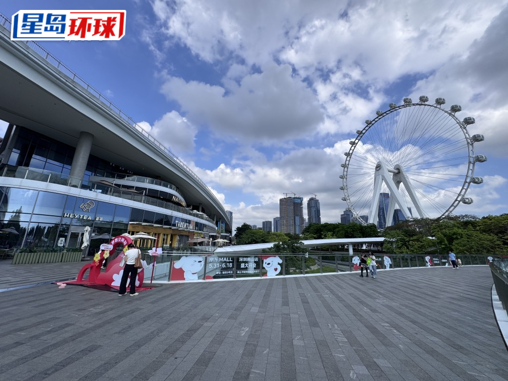 欢乐港湾及湾区之光旁边设有单车径,天气凉时,亦可沿海滨踩踩单车,舒适写意。 欢乐港湾及湾区之光旁边设有单车径,天气凉时,亦可沿海滨踩踩单车,舒适写意。