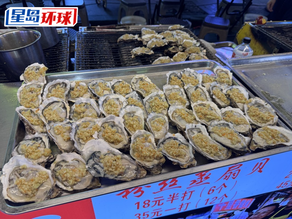 这间开业20年的老档口卖的蒜蓉酱炭烤生蚝每只也超巨型。 这间开业20年的老档口卖的蒜蓉酱炭烤生蚝每只也超巨型。