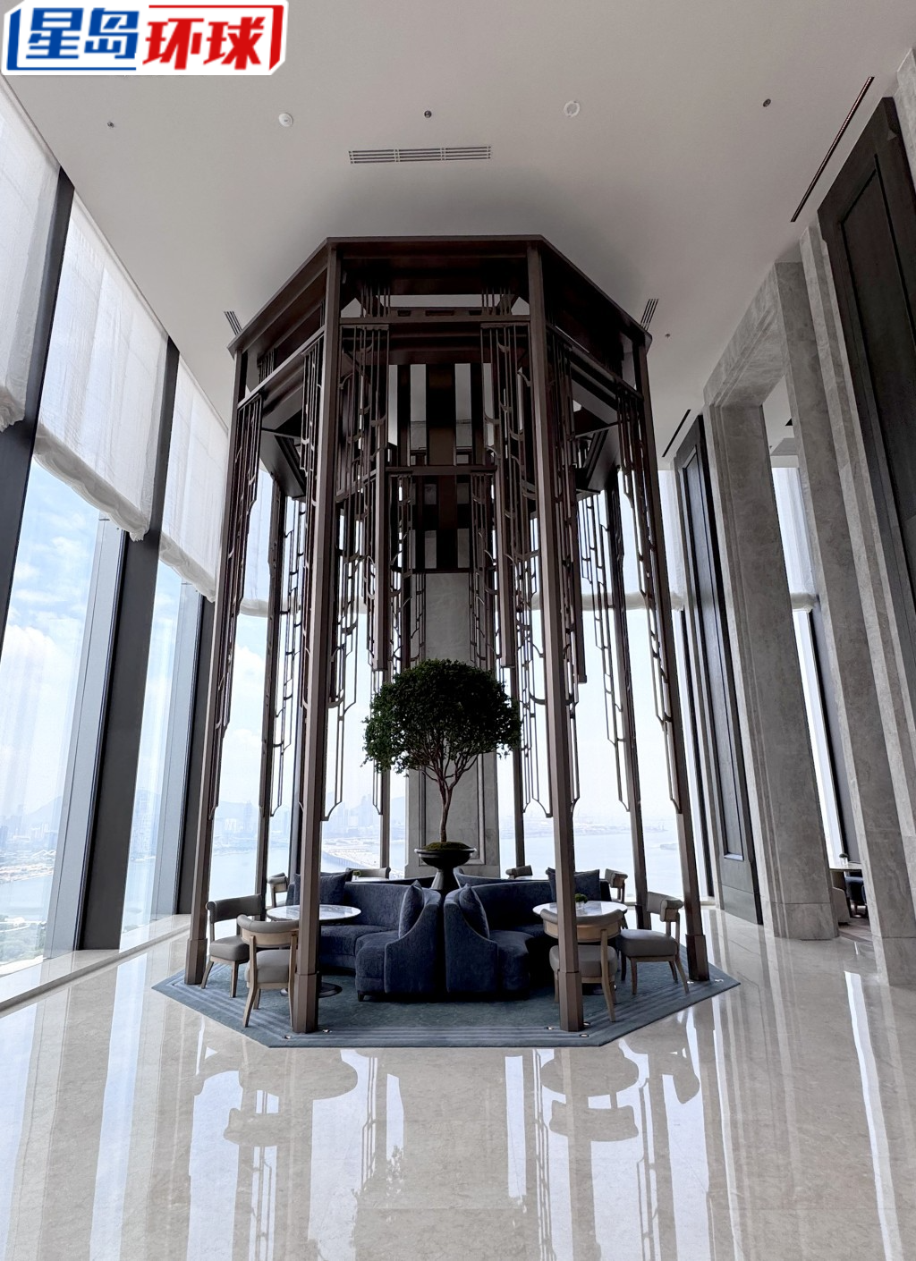 高8米的The Pavilion是空中大堂中最吸睛的部分,不少住客更会在这里叹下午茶。 高8米的The Pavilion是空中大堂中最吸睛的部分,不少住客更会在这里叹下午茶。