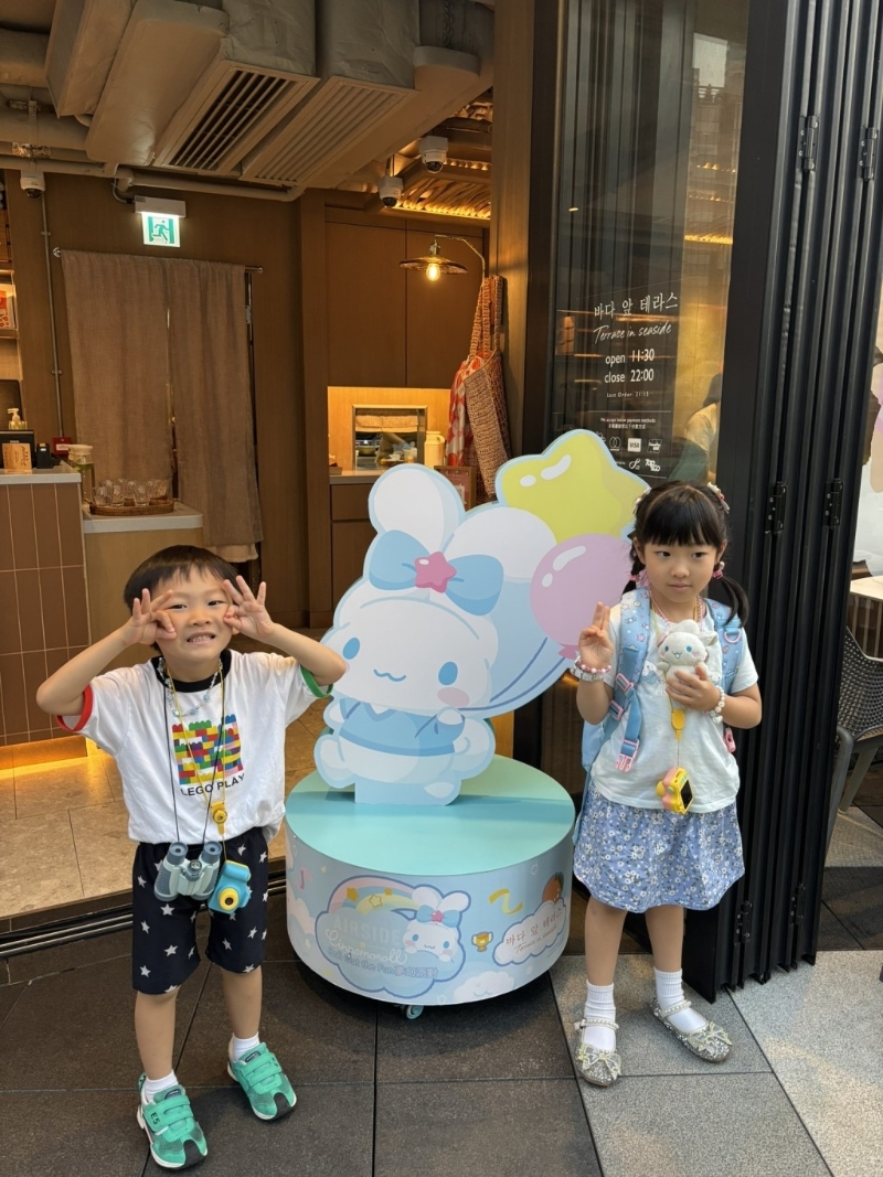 大受欢迎的Sanrio人气角色Cinnamoroll(玉 桂狗)与Terrace in seaside及AIRSIDE合作推出 Cinnamoroll主题限定Café,场内外打卡点满满!(图片来源:《亲子王》) 大受欢迎的Sanrio人气角色Cinnamoroll(玉 桂狗)与Terrace in seaside及AIRSIDE合作推出 Cinnamoroll主题限定Café,场内外打卡点满满!(图片来源:《亲子王》)