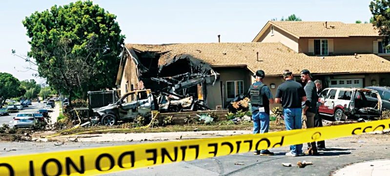 一架私人飞机22日坠毁于圣地亚哥社区,机上六名乘客全数遇难。 洛杉矶时报 一架私人飞机22日坠毁于圣地亚哥社区,机上六名乘客全数遇难。 洛杉矶时报