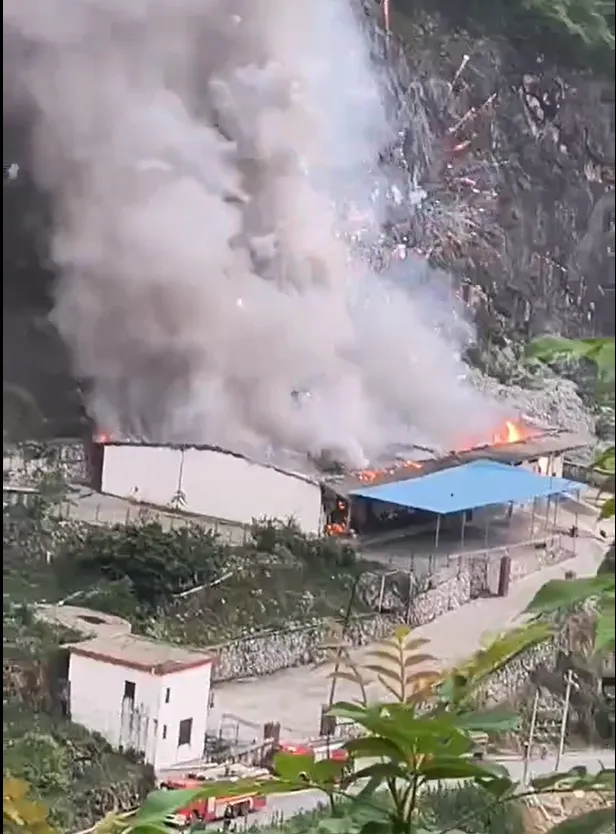 仓库冒出大量浓烟 仓库冒出大量浓烟