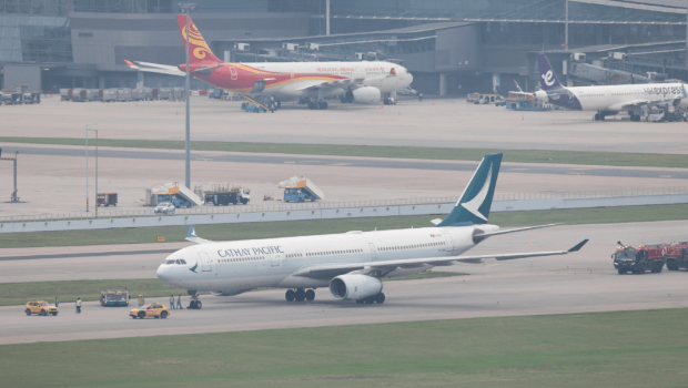 国泰航空一班由香港飞往印尼泗水的航机,在跑道滑行准备起飞时,机轮一度冒出火花,多辆消防车到场戒备。网上图片 国泰航空一班由香港飞往印尼泗水的航机,在跑道滑行准备起飞时,机轮一度冒出火花,多辆消防车到场戒备。网上图片