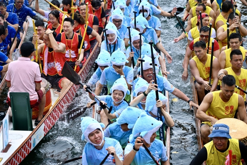 各政府部门队伍以充满创意的造型参赛。 各政府部门队伍以充满创意的造型参赛。