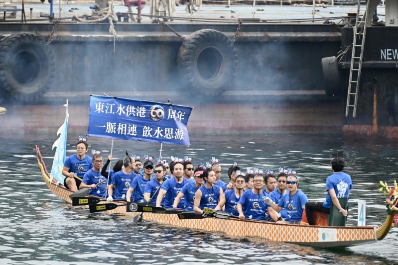 水务署队伍以东江水供港60周年为主题。 水务署队伍以东江水供港60周年为主题。