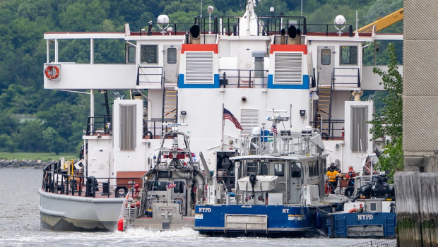美国纽约哈德逊河污水船爆炸 美国纽约哈德逊河污水船爆炸