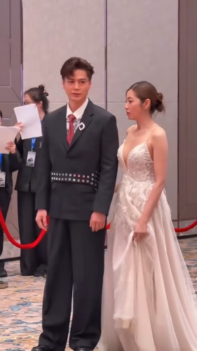 陈自瑶和罗子溢盛装出席电视节,陈自瑶打扮极性感。 陈自瑶和罗子溢盛装出席电视节,陈自瑶打扮极性感。