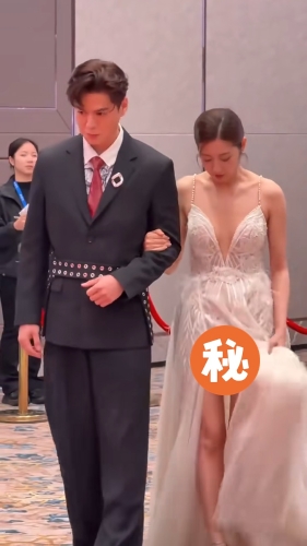 陈自瑶不断掀起裕摆不慎走光,罗子溢也不察觉。 陈自瑶不断掀起裕摆不慎走光,罗子溢也不察觉。