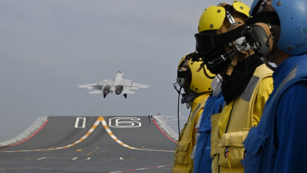 日本指辽宁舰在东海演练舰载机起降。新华社 日本指辽宁舰在东海演练舰载机起降。新华社