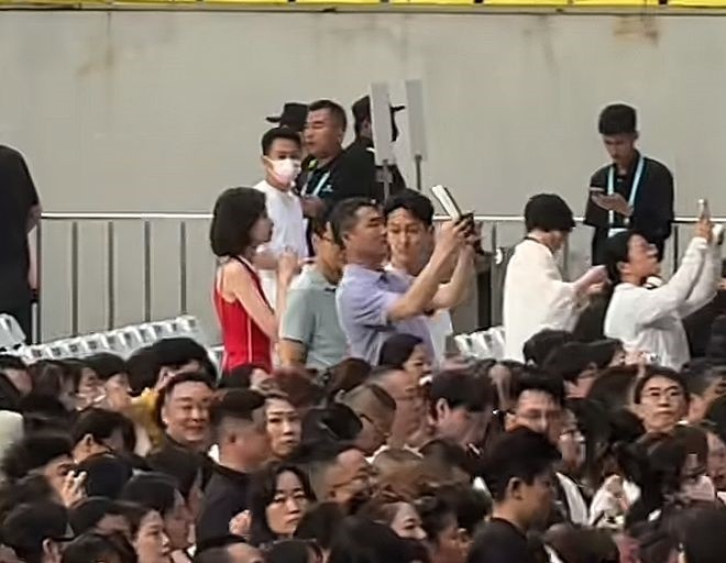 日前赵雅芝于成都演出,黄恺杰跟外传为新婚妻子的红衣女子齐齐现身。 日前赵雅芝于成都演出,黄恺杰跟外传为新婚妻子的红衣女子齐齐现身。