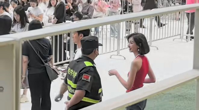 外传为黄恺杰新婚妻子的红衣女子和保安谈笑风生。 外传为黄恺杰新婚妻子的红衣女子和保安谈笑风生。