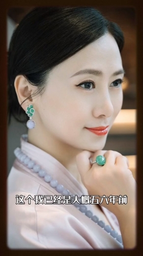 翁虹保养得极好。 翁虹保养得极好。