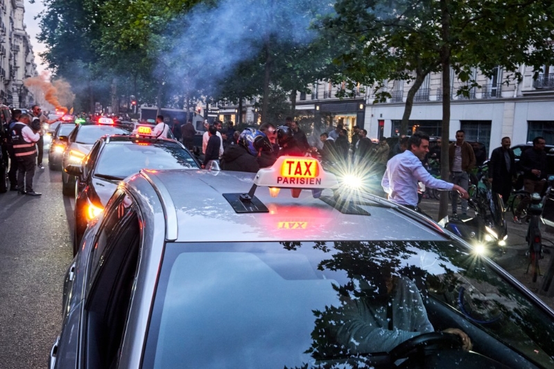 法国的士司机在街头抗议。法新社 法国的士司机在街头抗议。法新社