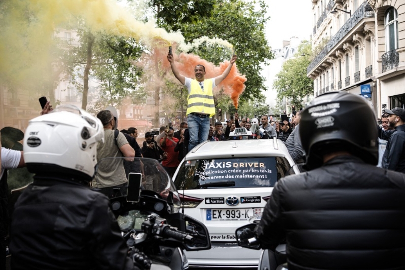 法国的士司机在街头抗议。 法国的士司机在街头抗议。