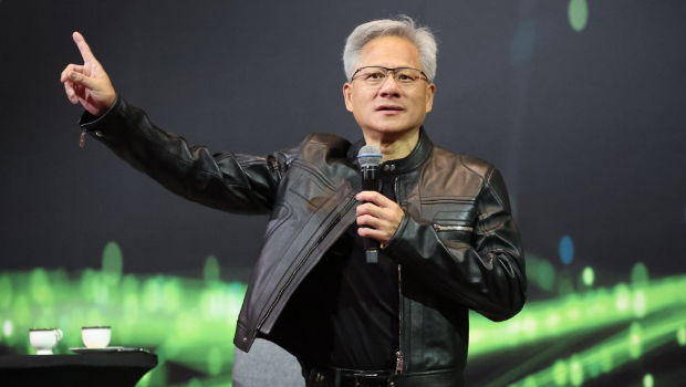 黄仁勋时常穿着招牌皮衣现身,已经成为个人标配。 黄仁勋时常穿着招牌皮衣现身,已经成为个人标配。