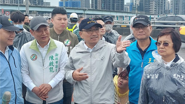 新北市长侯友宜(中)26日视察新北大桥机车道改善后完工现况。 新北市长侯友宜(中)26日视察新北大桥机车道改善后完工现况。