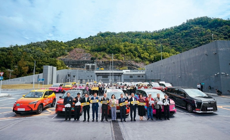 早前5支的士车队亮相见传媒。资料图片 早前5支的士车队亮相见传媒。资料图片