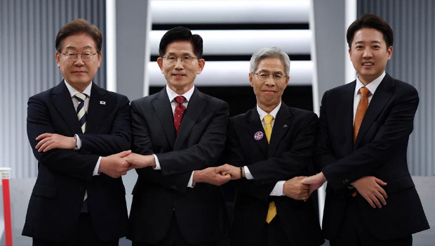 这次大选是在前总统尹锡悦因去年12月颁布令人震惊的戒严令,而被弹劾、罢黜后举行的选举,主要政党的候选人都誓言要改革宪法。 这次大选是在前总统尹锡悦因去年12月颁布令人震惊的戒严令,而被弹劾、罢黜后举行的选举,主要政党的候选人都誓言要改革宪法。