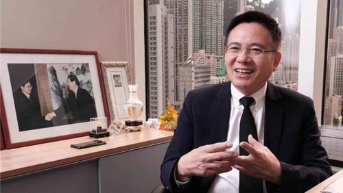 李山疑遭商人诈骗。 李山疑遭商人诈骗。