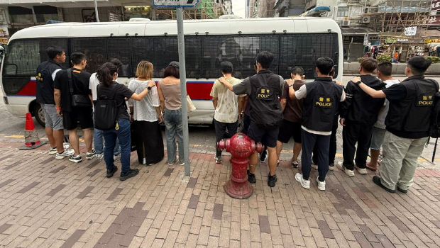 被捕人士带署调查。 被捕人士带署调查。