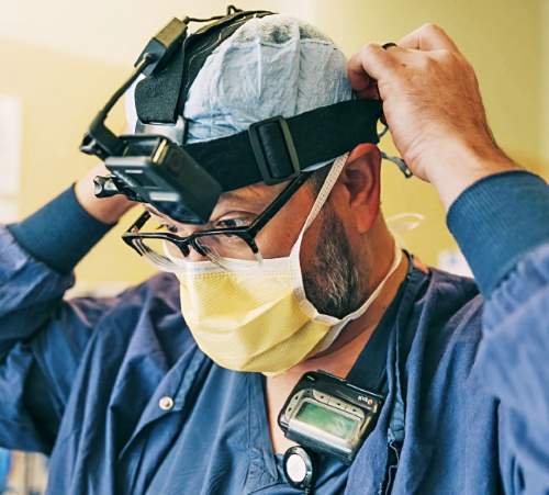 医护人员配上AI可穿戴设备,藉以检测用药安全。 NBC NEWS图片 医护人员配上AI可穿戴设备,藉以检测用药安全。 NBC NEWS图片