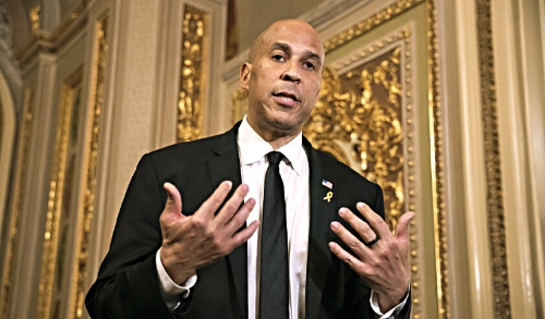 联邦法官及其家属面对日益增加的安全威胁,民主党新泽西州参议员布克提出法案,建议由首席大法官及联邦司法会议任命法警局局长,以加强自卫。 美联社 联邦法官及其家属面对日益增加的安全威胁,民主党新泽西州参议员布克提出法案,建议由首席大法官及联邦司法会议任命法警局局长,以加强自卫。 美联社