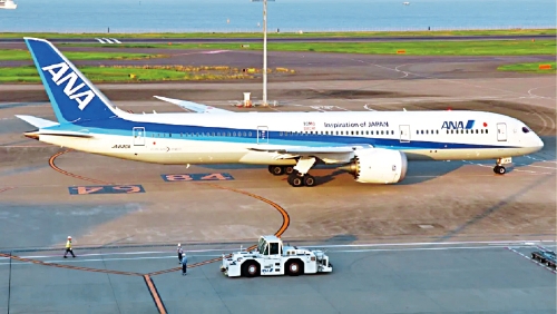 全日空一班从东京飞往休斯顿的NH174航班在飞越太平洋时,一名乘客试图打开紧急出口,客机被迫改道在西雅图紧急降落。 Kwok Ho Eddie Wong图片 全日空一班从东京飞往休斯顿的NH174航班在飞越太平洋时,一名乘客试图打开紧急出口,客机被迫改道在西雅图紧急降落。 Kwok Ho Eddie Wong图片