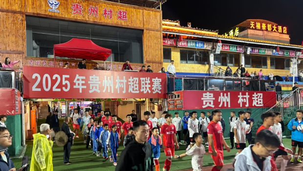 “贵州村超”是由榕江县村民自发组织、村民参与的乡村足球赛事。 “贵州村超”是由榕江县村民自发组织、村民参与的乡村足球赛事。