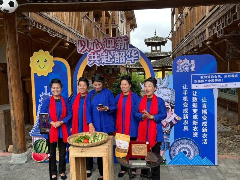 在新媒体产业园,一群穿著侗族服装的中年妇女唱着侗歌直播带货。 在新媒体产业园,一群穿著侗族服装的中年妇女唱着侗歌直播带货。