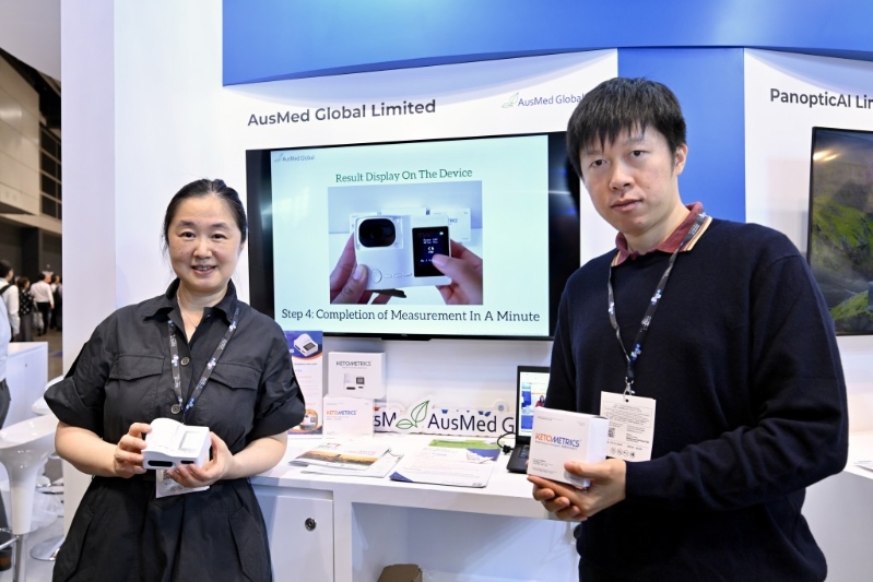 澳科环球有限公司展出手持式呼吸酮分析仪,运用光子传感技术,让用户只需呼一口气,即可在三分钟内测量气酮浓度。 澳科环球有限公司展出手持式呼吸酮分析仪,运用光子传感技术,让用户只需呼一口气,即可在三分钟内测量气酮浓度。