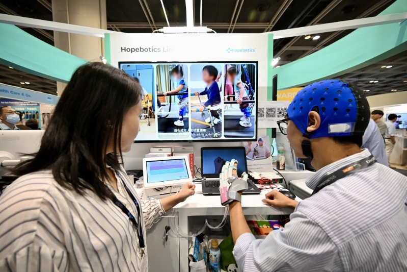 乐希机械人有限公司研发的复康手,使用脑电传感器捕捉大脑信号,让中风人士通过意念直接控制机械手,实现自主康复训练。 乐希机械人有限公司研发的复康手,使用脑电传感器捕捉大脑信号,让中风人士通过意念直接控制机械手,实现自主康复训练。