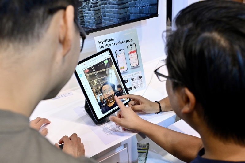 全境智能有限公司研发人工智能健康监测应用程序,用户只要在有充足灯光的环境,就可透过智能手机或平板电脑的镜头进行30秒扫描,监测心跳率、呼吸率、血氧、血压等健康数据。 全境智能有限公司研发人工智能健康监测应用程序,用户只要在有充足灯光的环境,就可透过智能手机或平板电脑的镜头进行30秒扫描,监测心跳率、呼吸率、血氧、血压等健康数据。