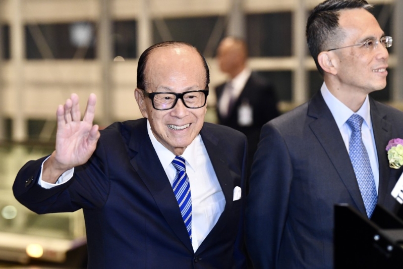 中国富豪第9位香港的李嘉诚、李泽钜父子(2100亿元人民币)。 中通社 中国富豪第9位香港的李嘉诚、李泽钜父子(2100亿元人民币)。 中通社