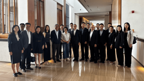 律政司司长林定国(中)率领代表团访问西安,大律师公会派出十多位资深大律师或大律师随团。 律政司司长林定国(中)率领代表团访问西安,大律师公会派出十多位资深大律师或大律师随团。