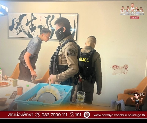 墙上留有血迹。 墙上留有血迹。