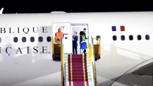 机舱门一开,马克龙在镜头下被妻子狠推脸。 路透社 机舱门一开,马克龙在镜头下被妻子狠推脸。 路透社