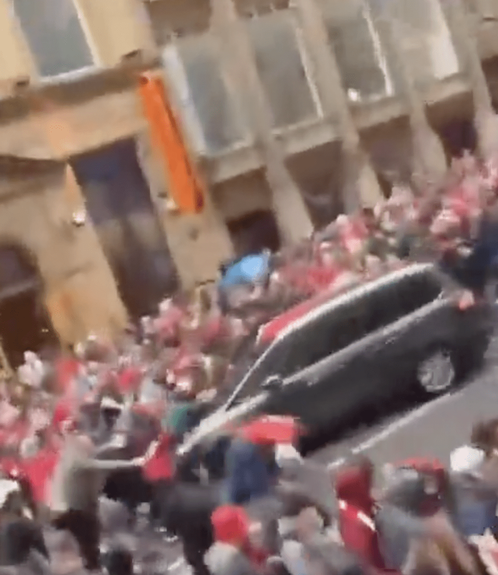 肇事私家车冲向人群。 肇事私家车冲向人群。