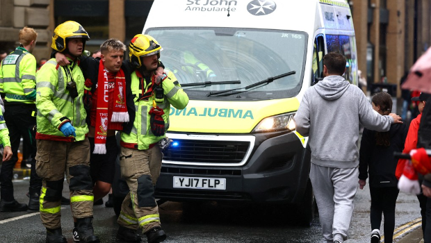 一名男子需靠着警员搀扶。 一名男子需靠着警员搀扶。