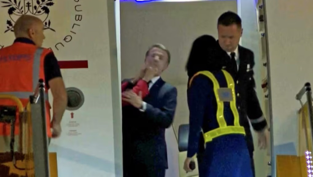 法国总统专机才刚打开舱门,就看到马克龙总统遭到夫人“巴脸”,引发各种疯传。 法国总统专机才刚打开舱门,就看到马克龙总统遭到夫人“巴脸”,引发各种疯传。