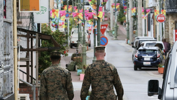 身穿制服的美军在冲绳普天间机场汉森营附近巡逻。 身穿制服的美军在冲绳普天间机场汉森营附近巡逻。