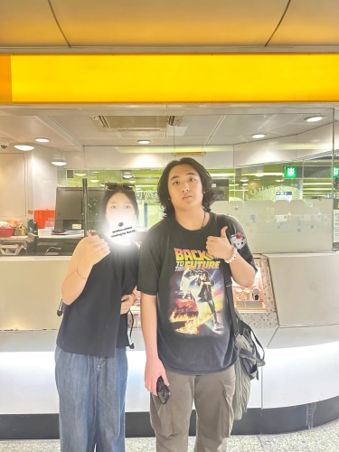 吴费曼日前遭女粉丝成功捕获,目测起码瘦了20磅。 吴费曼日前遭女粉丝成功捕获,目测起码瘦了20磅。