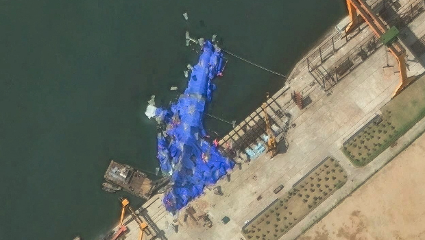 用蓝色防水布覆盖的受损驱逐舰卫星照 用蓝色防水布覆盖的受损驱逐舰卫星照