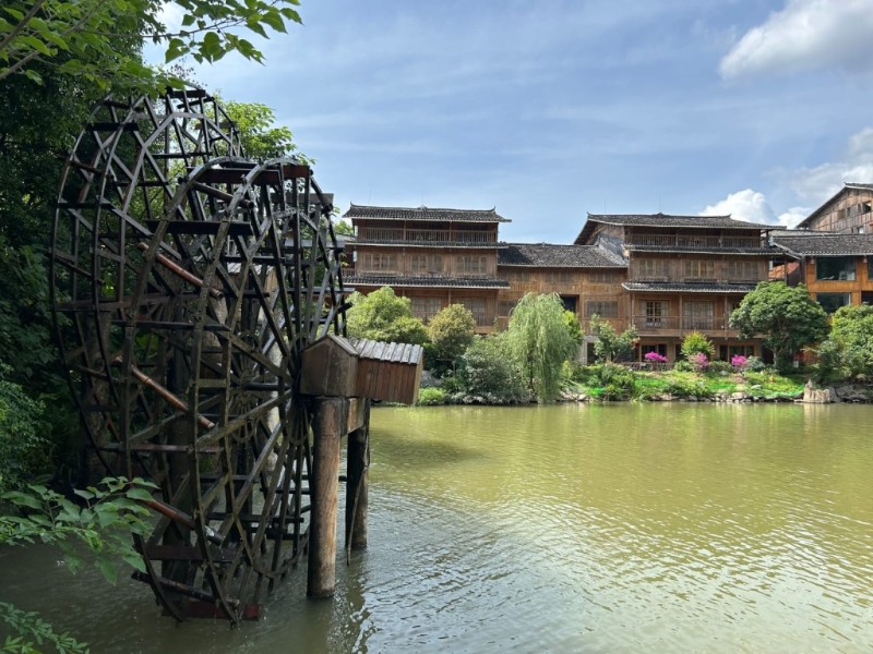 2024年,肇兴侗寨旅游综合收入按年劲飙63.8%至10.2亿元人民币。 2024年,肇兴侗寨旅游综合收入按年劲飙63.8%至10.2亿元人民币。