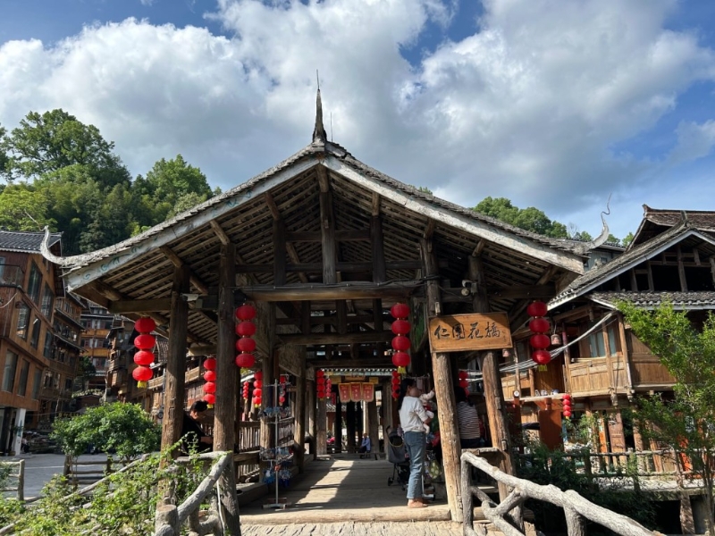 2024年有近103万人次旅客到访肇兴侗寨,当中36%是大湾区游客。 2024年有近103万人次旅客到访肇兴侗寨,当中36%是大湾区游客。